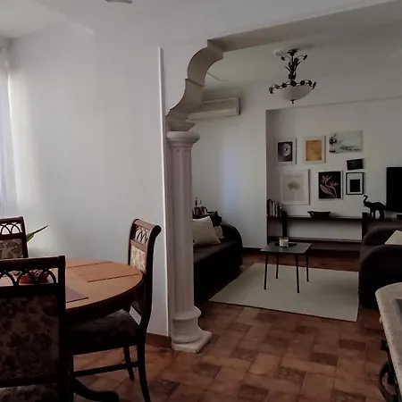 Center Rustic Retreat Апартаменты Тирана